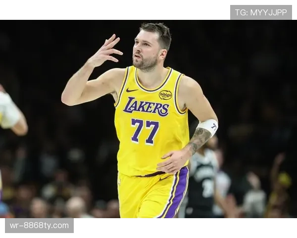 欧文改做挡拆拉开空间为东契奇造空位三分