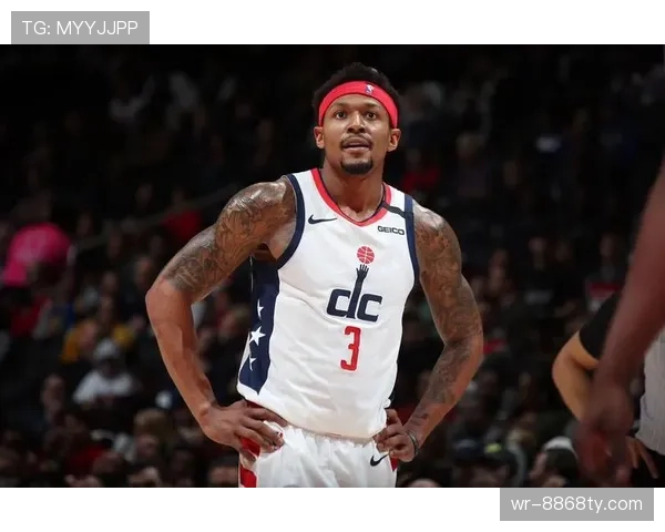 比尔无球跑动拉开空间，提升奇才外线进攻效率